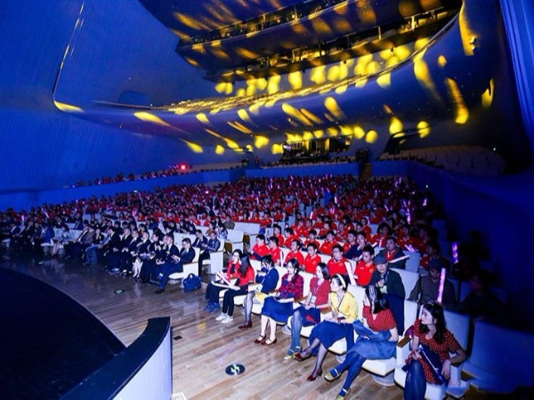 【活动案例欣赏】珠海日月贝歌剧院600人10周年庆典